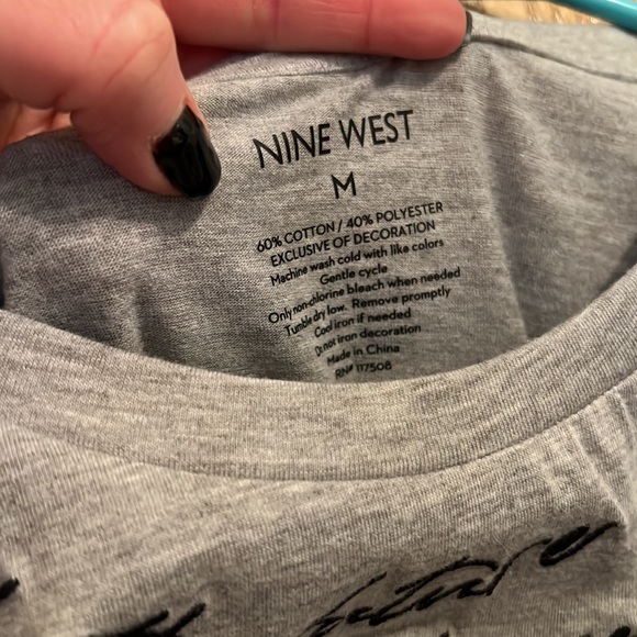 Nine West graphic tee - size medium NWOT - Picture 3 of 4